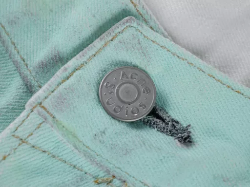 As 24Fw 1981M fluorescent mint green denim trousersCustomized 350g 100% cotton radial bamboo denim fabric, produced by domestic T1-level denim fabric factory, the fabric used for the whole pair of pants needs to be washed with heavy technology, because of the fluorescent coating, the corrosion resistance of the fabric is considered. In addition, the process of this pair of pants is to wash it once for desizing, and then wash it with water spray for coloring. After the fixed color fades, it is sent for fluorescent pigment coating, and finally washed and dirty, custom leather cowhide leather brand, mold embossing