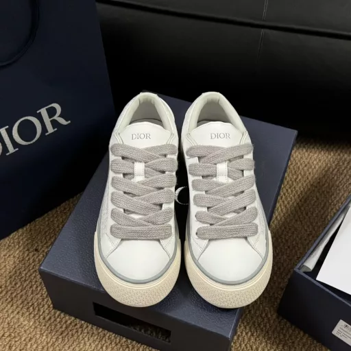 𝐃𝐢𝐨𝐫 𝐱 𝐓𝐞𝐚𝐫𝐬 𝐁𝟯𝟯# Dior couple casual shoesReinterpreting the classic tennis shoes, the stylish silhouette highlights the thickness. Carefully crafted with jacquard fabric, decorated with Oblique prints, paired with suede panels, the unique padded tongue is embellished with the Dior embossed logo, paired with navy blue mohair wide laces and matte brass eyelets with the same tone. White Dior Oblique pattern rubber sole, with a contrasting Dior 30 Avenue Montaigne logo on the back to enhance the style. It can add a fashionable temperament to casual looks~