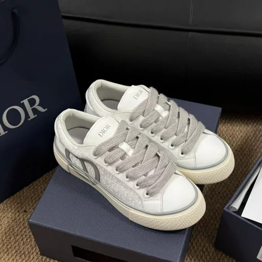 𝐃𝐢𝐨𝐫 𝐱 𝐓𝐞𝐚𝐫𝐬 𝐁𝟯𝟯# Dior couple casual shoesReinterpreting the classic tennis shoes, the stylish silhouette highlights the thickness. Carefully crafted with jacquard fabric, decorated with Oblique prints, paired with suede panels, the unique padded tongue is embellished with the Dior embossed logo, paired with navy blue mohair wide laces and matte brass eyelets with the same tone. White Dior Oblique pattern rubber sole, with a contrasting Dior 30 Avenue Montaigne logo on the back to enhance the style. It can add a fashionable temperament to casual looks~