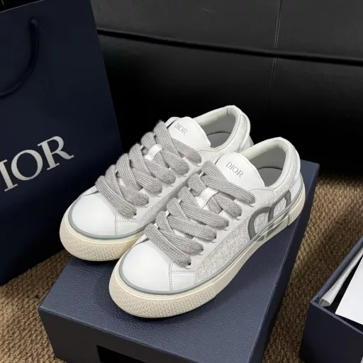 𝐃𝐢𝐨𝐫 𝐱 𝐓𝐞𝐚𝐫𝐬 𝐁𝟯𝟯# Dior couple casual shoesReinterpreting the classic tennis shoes, the stylish silhouette highlights the thickness. Carefully crafted with jacquard fabric, decorated with Oblique prints, paired with suede panels, the unique padded tongue is embellished with the Dior embossed logo, paired with navy blue mohair wide laces and matte brass eyelets with the same tone. White Dior Oblique pattern rubber sole, with a contrasting Dior 30 Avenue Montaigne logo on the back to enhance the style. It can add a fashionable temperament to casual looks~