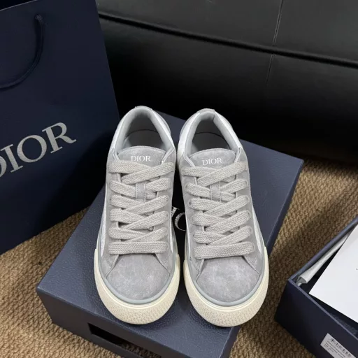 𝐃𝐢𝐨𝐫 𝐱 𝐓𝐞𝐚𝐫𝐬 𝐁𝟯𝟯# Dior couple casual shoesReinterpreting the classic tennis shoes, the stylish silhouette highlights the thickness. Carefully crafted with jacquard fabric, decorated with Oblique prints, paired with suede panels, the unique padded tongue is embellished with the Dior embossed logo, paired with navy blue mohair wide laces and matte brass eyelets with the same tone. White Dior Oblique pattern rubber sole, with a contrasting Dior 30 Avenue Montaigne logo on the back to enhance the style. It can add a fashionable temperament to casual looks~