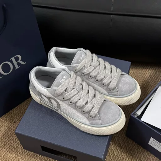 𝐃𝐢𝐨𝐫 𝐱 𝐓𝐞𝐚𝐫𝐬 𝐁𝟯𝟯# Dior couple casual shoesReinterpreting the classic tennis shoes, the stylish silhouette highlights the thickness. Carefully crafted with jacquard fabric, decorated with Oblique prints, paired with suede panels, the unique padded tongue is embellished with the Dior embossed logo, paired with navy blue mohair wide laces and matte brass eyelets with the same tone. White Dior Oblique pattern rubber sole, with a contrasting Dior 30 Avenue Montaigne logo on the back to enhance the style. It can add a fashionable temperament to casual looks~