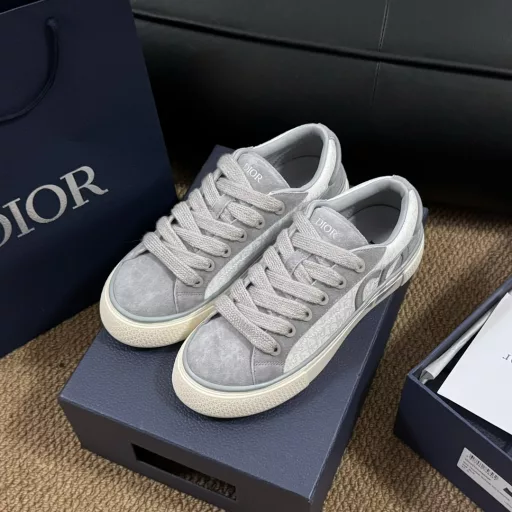 𝐃𝐢𝐨𝐫 𝐱 𝐓𝐞𝐚𝐫𝐬 𝐁𝟯𝟯# Dior couple casual shoesReinterpreting the classic tennis shoes, the stylish silhouette highlights the thickness. Carefully crafted with jacquard fabric, decorated with Oblique prints, paired with suede panels, the unique padded tongue is embellished with the Dior embossed logo, paired with navy blue mohair wide laces and matte brass eyelets with the same tone. White Dior Oblique pattern rubber sole, with a contrasting Dior 30 Avenue Montaigne logo on the back to enhance the style. It can add a fashionable temperament to casual looks~