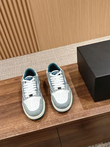 𝐀𝐌𝐈𝐑𝐈# Emil's street-blasting bone shoes, casual sports shoes. This niche sneaker is absolutely amazing! Simple but not simplistic. The overall style is very clean and easy to wear! ! The upper of this shoe is more complicated and many details are handled very well. The exclusive mold TPU outsole. The side bones of the upper are made of two pieces of cowhide for a better three-dimensional effect. The leather cuts are oiled. Customized metal LOGO nameplate and tag