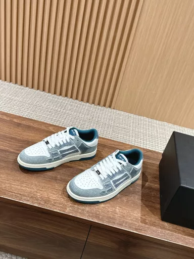 𝐀𝐌𝐈𝐑𝐈# Emil's street-blasting bone shoes, casual sports shoes. This niche sneaker is absolutely amazing! Simple but not simplistic. The overall style is very clean and easy to wear! ! The upper of this shoe is more complicated and many details are handled very well. The exclusive mold TPU outsole. The side bones of the upper are made of two pieces of cowhide for a better three-dimensional effect. The leather cuts are oiled. Customized metal LOGO nameplate and tag