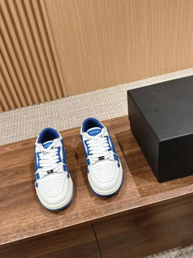 𝐀𝐌𝐈𝐑𝐈# Emil's street-blasting bone shoes, casual sports shoes. This niche sneaker is absolutely amazing! Simple but not simplistic. The overall style is very clean and easy to wear! ! The upper of this shoe is more complicated and many details are handled very well. The exclusive mold TPU outsole. The side bones of the upper are made of two pieces of cowhide for a better three-dimensional effect. The leather cuts are oiled. Customized metal LOGO nameplate and tag
