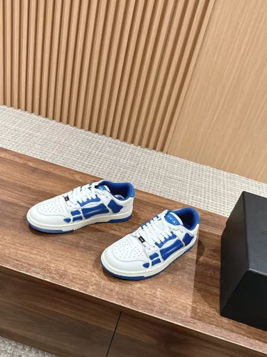 𝐀𝐌𝐈𝐑𝐈# Emil's street-blasting bone shoes, casual sports shoes. This niche sneaker is absolutely amazing! Simple but not simplistic. The overall style is very clean and easy to wear! ! The upper of this shoe is more complicated and many details are handled very well. The exclusive mold TPU outsole. The side bones of the upper are made of two pieces of cowhide for a better three-dimensional effect. The leather cuts are oiled. Customized metal LOGO nameplate and tag