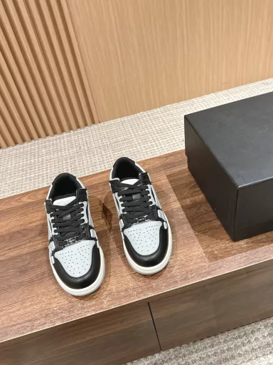 𝐀𝐌𝐈𝐑𝐈# Emil's street-blasting bone shoes, casual sports shoes. This niche sneaker is absolutely amazing! Simple but not simplistic. The overall style is very clean and easy to wear! ! The upper of this shoe is more complicated and many details are handled very well. The exclusive mold TPU outsole. The side bones of the upper are made of two pieces of cowhide for a better three-dimensional effect. The leather cuts are oiled. Customized metal LOGO nameplate and tag