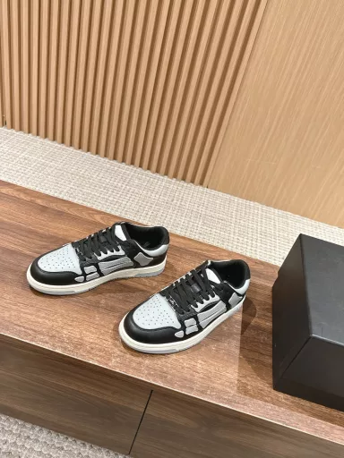 𝐀𝐌𝐈𝐑𝐈# Emil's street-blasting bone shoes, casual sports shoes. This niche sneaker is absolutely amazing! Simple but not simplistic. The overall style is very clean and easy to wear! ! The upper of this shoe is more complicated and many details are handled very well. The exclusive mold TPU outsole. The side bones of the upper are made of two pieces of cowhide for a better three-dimensional effect. The leather cuts are oiled. Customized metal LOGO nameplate and tag
