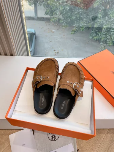 𝐇𝐄𝐑𝐌𝐄* Hermès Second Uncle Slippers This year, all fabrics are selected to be worn barefoot or with socks, which is very fashionable. Fabric: imported cowhide Lining: genuine leather Sole: original molded TPU sole (not ordinary rubber