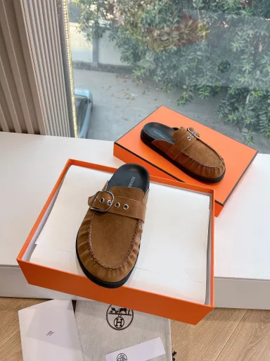 𝐇𝐄𝐑𝐌𝐄* Hermès Second Uncle Slippers This year, all fabrics are selected to be worn barefoot or with socks, which is very fashionable. Fabric: imported cowhide Lining: genuine leather Sole: original molded TPU sole (not ordinary rubber
