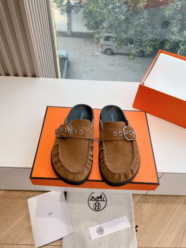 𝐇𝐄𝐑𝐌𝐄* Hermès Second Uncle Slippers This year, all fabrics are selected to be worn barefoot or with socks, which is very fashionable. Fabric: imported cowhide Lining: genuine leather Sole: original molded TPU sole (not ordinary rubber