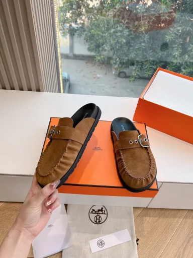𝐇𝐄𝐑𝐌𝐄* Hermès Second Uncle Slippers This year, all fabrics are selected to be worn barefoot or with socks, which is very fashionable. Fabric: imported cowhide Lining: genuine leather Sole: original molded TPU sole (not ordinary rubber