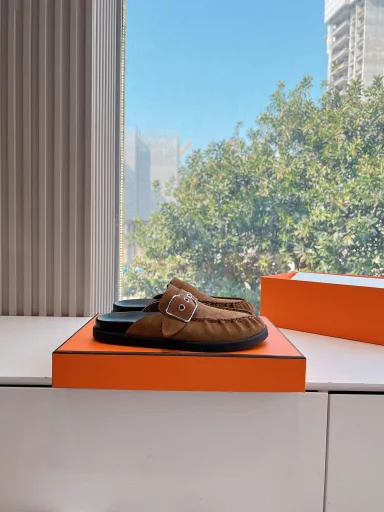 𝐇𝐄𝐑𝐌𝐄* Hermès Second Uncle Slippers This year, all fabrics are selected to be worn barefoot or with socks, which is very fashionable. Fabric: imported cowhide Lining: genuine leather Sole: original molded TPU sole (not ordinary rubber