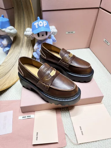 MiuMiu 24FW catwalk gold coin loafersMiu girls' new color loafers are here! This autumn and winter's retro old-fashioned new colors, cowhide material! Miu is so popular this year! They are all that old-fashioned leather, they look great when worn, the trendsetters in the fashion world