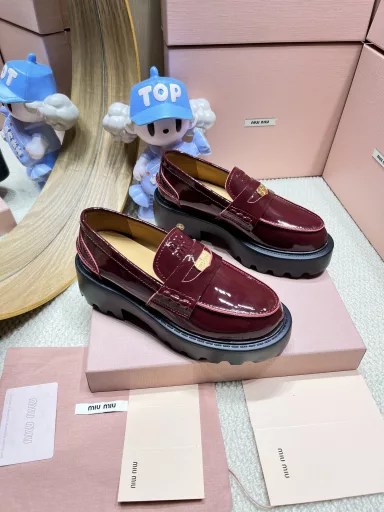 MiuMiu 24FW catwalk gold coin loafersMiu girls' new color loafers are here! This autumn and winter's retro old-fashioned new colors, cowhide material! Miu is so popular this year! They are all that old-fashioned leather, they look great when worn, the trendsetters in the fashion world