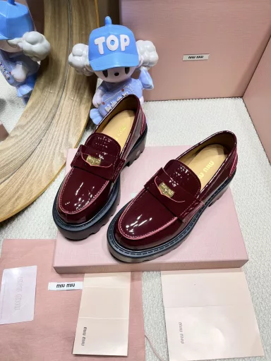 MiuMiu 24FW catwalk gold coin loafersMiu girls' new color loafers are here! This autumn and winter's retro old-fashioned new colors, cowhide material! Miu is so popular this year! They are all that old-fashioned leather, they look great when worn, the trendsetters in the fashion world