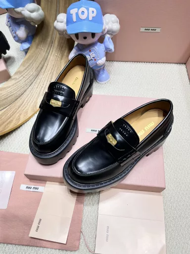 MiuMiu 24FW catwalk gold coin loafersMiu girls' new color loafers are here! This autumn and winter's retro old-fashioned new colors, cowhide material! Miu is so popular this year! They are all that old-fashioned leather, they look great when worn, the trendsetters in the fashion world