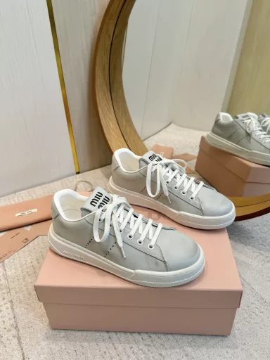 MIUMIU Miu Miu's new American retro style~ The hottest double-lace white shoes with good looks. A must-have~ Old fashion, simple and advanced. Very comfortable to wear with any combination. A must-have for the year!The latest early spring catwalk sports white shoes that are popular among domestic and foreign bloggers. The Xiaohongshu series is retro and fashionable. It looks great on the feet. The simple sports sneaker design and the highly recognizable tongue create a sweet and casual style~~ It is full of aura and can be matched with any combination.