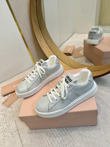 MIUMIU Miu Miu's new American retro style~ The hottest double-lace white shoes with good looks. A must-have~ Old fashion, simple and advanced. Very comfortable to wear with any combination. A must-have for the year!The latest early spring catwalk sports white shoes that are popular among domestic and foreign bloggers. The Xiaohongshu series is retro and fashionable. It looks great on the feet. The simple sports sneaker design and the highly recognizable tongue create a sweet and casual style~~ It is full of aura and can be matched with any combination.