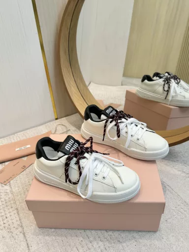 MIUMIU Miu Miu's new American retro style~ The hottest double-lace white shoes with good looks. A must-have~ Old fashion, simple and advanced. Very comfortable to wear with any combination. A must-have for the year!The latest early spring catwalk sports white shoes that are popular among domestic and foreign bloggers. The Xiaohongshu series is retro and fashionable. It looks great on the feet. The simple sports sneaker design and the highly recognizable tongue create a sweet and casual style~~ It is full of aura and can be matched with any combination.