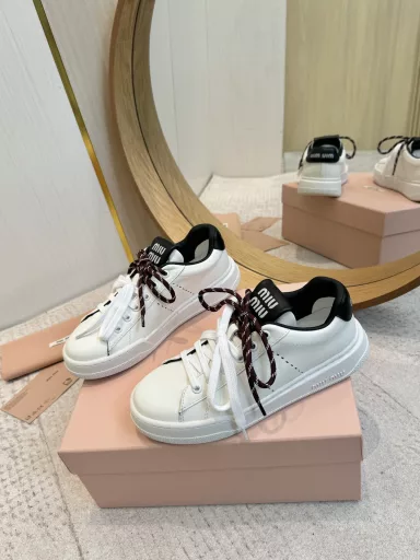 MIUMIU Miu Miu's new American retro style~ The hottest double-lace white shoes with good looks. A must-have~ Old fashion, simple and advanced. Very comfortable to wear with any combination. A must-have for the year!The latest early spring catwalk sports white shoes that are popular among domestic and foreign bloggers. The Xiaohongshu series is retro and fashionable. It looks great on the feet. The simple sports sneaker design and the highly recognizable tongue create a sweet and casual style~~ It is full of aura and can be matched with any combination.