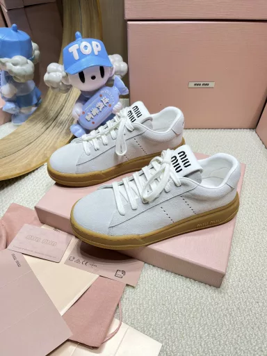 Miumiu's new dirty white shoes are still classic and fashionableSimple grid design! Very good quality! Miumiu dirty white shoes, the bold and avant-garde MiuMiu style is integrated into the simple lines of this bleached leather sneaker, with a unique logo on the tongue and back, and the upper adopts a retro design of rubbing color, which can be fully adapted to various occasions.