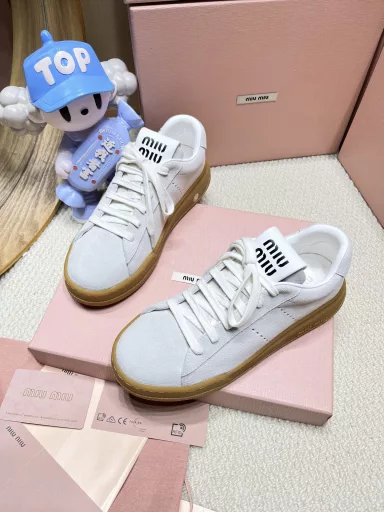 Miumiu's new dirty white shoes are still classic and fashionableSimple grid design! Very good quality! Miumiu dirty white shoes, the bold and avant-garde MiuMiu style is integrated into the simple lines of this bleached leather sneaker, with a unique logo on the tongue and back, and the upper adopts a retro design of rubbing color, which can be fully adapted to various occasions.