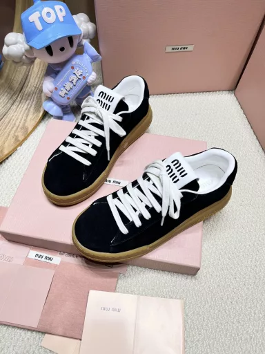Miumiu's new dirty white shoes are still classic and fashionableSimple grid design! Very good quality! Miumiu dirty white shoes, the bold and avant-garde MiuMiu style is integrated into the simple lines of this bleached leather sneaker, with a unique logo on the tongue and back, and the upper adopts a retro design of rubbing color, which can be fully adapted to various occasions.