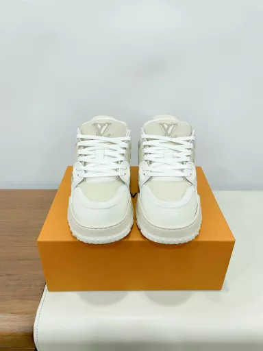 Original purchase, development and production This LV Traine* Max* sneaker uses plain, grained cowhide leather and suede made from cowhide leather to interpret the art of color blocking, reinterpreting the LV Traine* sneaker with a larger scale. The thick EVA outsole upgrades the lightweight texture, and the LV letters and Vuitto* logo are placed on the upperDelivery counter exquisite packaging