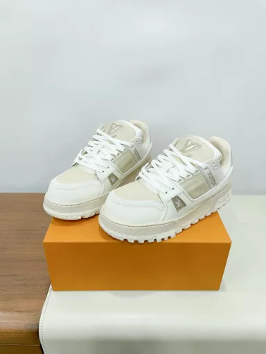 Original purchase, development and production This LV Traine* Max* sneaker uses plain, grained cowhide leather and suede made from cowhide leather to interpret the art of color blocking, reinterpreting the LV Traine* sneaker with a larger scale. The thick EVA outsole upgrades the lightweight texture, and the LV letters and Vuitto* logo are placed on the upperDelivery counter exquisite packaging