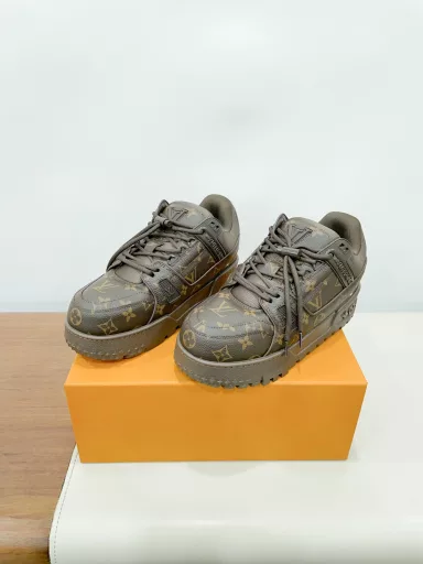 Original purchase, development and production This LV Traine* Max* sneaker uses plain, grained cowhide leather and suede made from cowhide leather to interpret the art of color blocking, reinterpreting the LV Traine* sneaker with a larger scale. The thick EVA outsole upgrades the lightweight texture, and the LV letters and Vuitto* logo are placed on the upperDelivery counter exquisite packaging