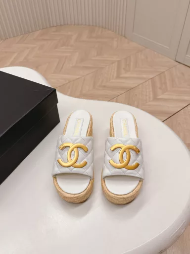 CHANEL Chanel 2025 new sandal slipper seriesClassic series Every style is great Diamond-shaped platform sandals and slippers Elegant and noble Comfortable and versatileUpper: sheepskin, woven fabricFoot pad: sheepskinSole: rubber outsole