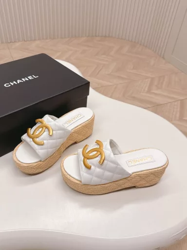 CHANEL Chanel 2025 new sandal slipper seriesClassic series Every style is great Diamond-shaped platform sandals and slippers Elegant and noble Comfortable and versatileUpper: sheepskin, woven fabricFoot pad: sheepskinSole: rubber outsole