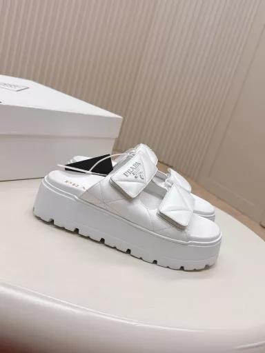 Prada 2025 Spring and Summer New Sandals Roman Thick-soled Velcro Sandals Slippers Latest catwalk style, classic upgrade Comfort and fashion coexist Every color combination looks good, designed to meet different style needsUpper: original custom cowhideLining: original custom sheepskin lining, cowhide foot padOutsole: original molded non-slip outsole