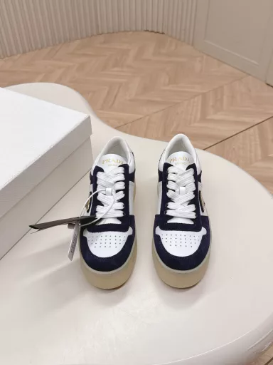 Prada 25 new thick-soled casual sneakers This sneaker continues the timeless silhouette and is a new classic item. It is carefully made of leather to enhance the style. The style is light, with a triangle buckle logo and a 5CM thick sole. It is suitable for all seasons and can be matched with various casual styles. In an era where various styles are flooding the eyeballs, the most long-term companion and the most popular one that captures people's hearts bit by bit is the white sneakers.