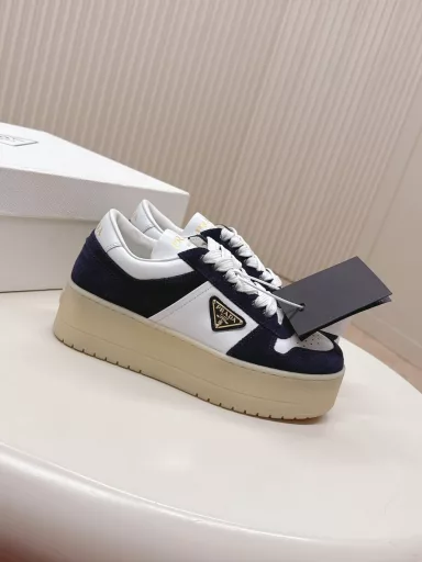 Prada 25 new thick-soled casual sneakers This sneaker continues the timeless silhouette and is a new classic item. It is carefully made of leather to enhance the style. The style is light, with a triangle buckle logo and a 5CM thick sole. It is suitable for all seasons and can be matched with various casual styles. In an era where various styles are flooding the eyeballs, the most long-term companion and the most popular one that captures people's hearts bit by bit is the white sneakers.