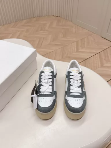 Prada 25 new thick-soled casual sneakers This sneaker continues the timeless silhouette and is a new classic item. It is carefully made of leather to enhance the style. The style is light, with a triangle buckle logo and a 5CM thick sole. It is suitable for all seasons and can be matched with various casual styles. In an era where various styles are flooding the eyeballs, the most long-term companion and the most popular one that captures people's hearts bit by bit is the white sneakers.