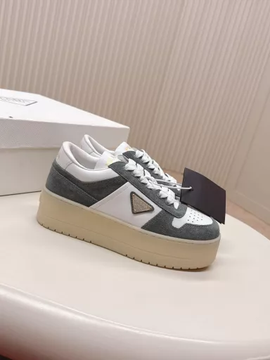 Prada 25 new thick-soled casual sneakers This sneaker continues the timeless silhouette and is a new classic item. It is carefully made of leather to enhance the style. The style is light, with a triangle buckle logo and a 5CM thick sole. It is suitable for all seasons and can be matched with various casual styles. In an era where various styles are flooding the eyeballs, the most long-term companion and the most popular one that captures people's hearts bit by bit is the white sneakers.