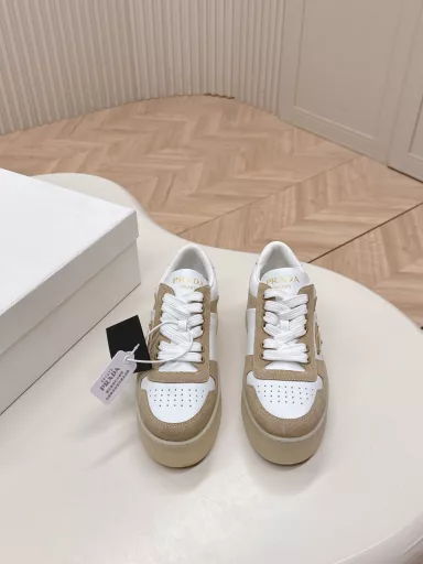 Prada 25 new thick-soled casual sneakers This sneaker continues the timeless silhouette and is a new classic item. It is carefully made of leather to enhance the style. The style is light, with a triangle buckle logo and a 5CM thick sole. It is suitable for all seasons and can be matched with various casual styles. In an era where various styles are flooding the eyeballs, the most long-term companion and the most popular one that captures people's hearts bit by bit is the white sneakers.