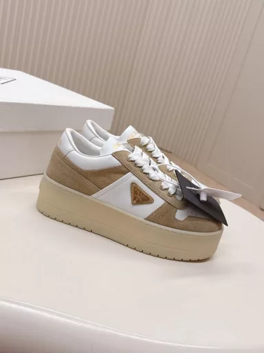 Prada 25 new thick-soled casual sneakers This sneaker continues the timeless silhouette and is a new classic item. It is carefully made of leather to enhance the style. The style is light, with a triangle buckle logo and a 5CM thick sole. It is suitable for all seasons and can be matched with various casual styles. In an era where various styles are flooding the eyeballs, the most long-term companion and the most popular one that captures people's hearts bit by bit is the white sneakers.