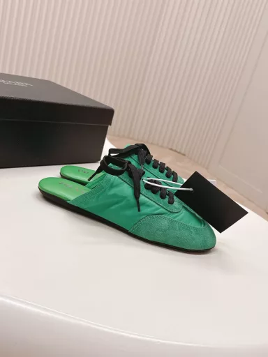 Prada Collapse Recycled nylon and suede leather stretch half-slippers The latest catwalk style of 2025 spring and summer Forrest Gump slippers Fashion single product thin casual slippers This ultra-lightweight sneaker uses recycled nylon and suede leather to create a three-dimensional shoe shape. The mixed materials highlight Prada's sports style and exquisite craftsmanship. The flat-soled design with elastic side help is easy to put on and take off. The upper is decorated with a screen-printed logo. ● Rubber thin sole·Removable leather insole upper, a light, easy to wear and practical casual shoe, with an original molded rubber outsole! Encounter a variety of colors combined with Forrest Gump shape and Prada recycled nylon and other iconic details, interpreting a new style.