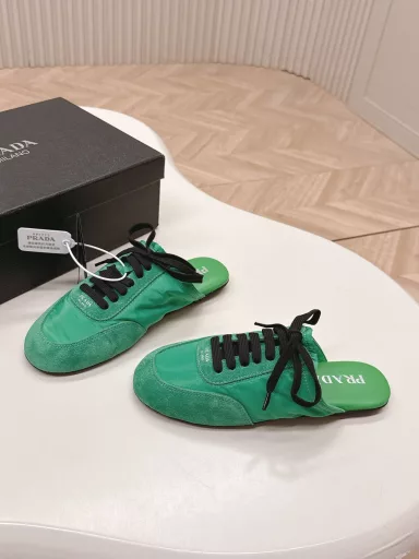 Prada Collapse Recycled nylon and suede leather stretch half-slippers The latest catwalk style of 2025 spring and summer Forrest Gump slippers Fashion single product thin casual slippers This ultra-lightweight sneaker uses recycled nylon and suede leather to create a three-dimensional shoe shape. The mixed materials highlight Prada's sports style and exquisite craftsmanship. The flat-soled design with elastic side help is easy to put on and take off. The upper is decorated with a screen-printed logo. ● Rubber thin sole·Removable leather insole upper, a light, easy to wear and practical casual shoe, with an original molded rubber outsole! Encounter a variety of colors combined with Forrest Gump shape and Prada recycled nylon and other iconic details, interpreting a new style.