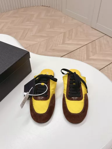 Prada Collapse Recycled nylon and suede leather stretch half-slippers The latest catwalk style of 2025 spring and summer Forrest Gump slippers Fashion single product thin casual slippers This ultra-lightweight sneaker uses recycled nylon and suede leather to create a three-dimensional shoe shape. The mixed materials highlight Prada's sports style and exquisite craftsmanship. The flat-soled design with elastic side help is easy to put on and take off. The upper is decorated with a screen-printed logo. ● Rubber thin sole·Removable leather insole upper, a light, easy to wear and practical casual shoe, with an original molded rubber outsole! Encounter a variety of colors combined with Forrest Gump shape and Prada recycled nylon and other iconic details, interpreting a new style.