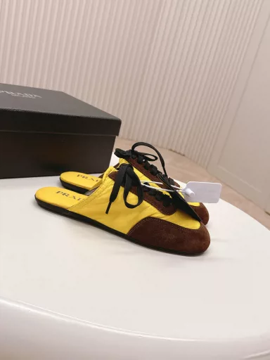 Prada Collapse Recycled nylon and suede leather stretch half-slippers The latest catwalk style of 2025 spring and summer Forrest Gump slippers Fashion single product thin casual slippers This ultra-lightweight sneaker uses recycled nylon and suede leather to create a three-dimensional shoe shape. The mixed materials highlight Prada's sports style and exquisite craftsmanship. The flat-soled design with elastic side help is easy to put on and take off. The upper is decorated with a screen-printed logo. ● Rubber thin sole·Removable leather insole upper, a light, easy to wear and practical casual shoe, with an original molded rubber outsole! Encounter a variety of colors combined with Forrest Gump shape and Prada recycled nylon and other iconic details, interpreting a new style.