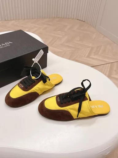 Prada Collapse Recycled nylon and suede leather stretch half-slippers The latest catwalk style of 2025 spring and summer Forrest Gump slippers Fashion single product thin casual slippers This ultra-lightweight sneaker uses recycled nylon and suede leather to create a three-dimensional shoe shape. The mixed materials highlight Prada's sports style and exquisite craftsmanship. The flat-soled design with elastic side help is easy to put on and take off. The upper is decorated with a screen-printed logo. ● Rubber thin sole·Removable leather insole upper, a light, easy to wear and practical casual shoe, with an original molded rubber outsole! Encounter a variety of colors combined with Forrest Gump shape and Prada recycled nylon and other iconic details, interpreting a new style.
