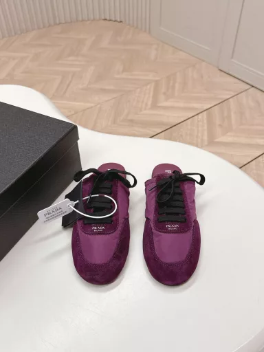 Prada Collapse Recycled nylon and suede leather stretch half-slippers The latest catwalk style of 2025 spring and summer Forrest Gump slippers Fashion single product thin casual slippers This ultra-lightweight sneaker uses recycled nylon and suede leather to create a three-dimensional shoe shape. The mixed materials highlight Prada's sports style and exquisite craftsmanship. The flat-soled design with elastic side help is easy to put on and take off. The upper is decorated with a screen-printed logo. ● Rubber thin sole·Removable leather insole upper, a light, easy to wear and practical casual shoe, with an original molded rubber outsole! Encounter a variety of colors combined with Forrest Gump shape and Prada recycled nylon and other iconic details, interpreting a new style.