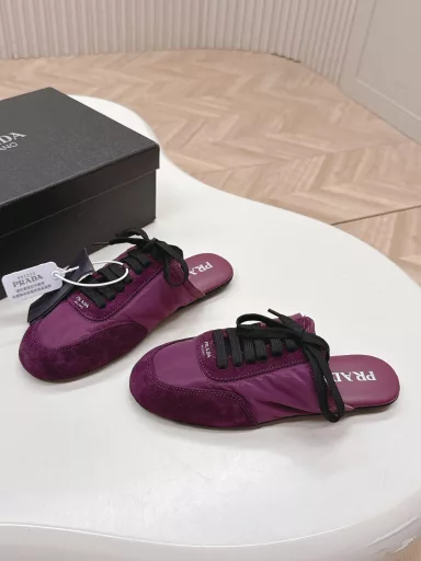 Prada Collapse Recycled nylon and suede leather stretch half-slippers The latest catwalk style of 2025 spring and summer Forrest Gump slippers Fashion single product thin casual slippers This ultra-lightweight sneaker uses recycled nylon and suede leather to create a three-dimensional shoe shape. The mixed materials highlight Prada's sports style and exquisite craftsmanship. The flat-soled design with elastic side help is easy to put on and take off. The upper is decorated with a screen-printed logo. ● Rubber thin sole·Removable leather insole upper, a light, easy to wear and practical casual shoe, with an original molded rubber outsole! Encounter a variety of colors combined with Forrest Gump shape and Prada recycled nylon and other iconic details, interpreting a new style.