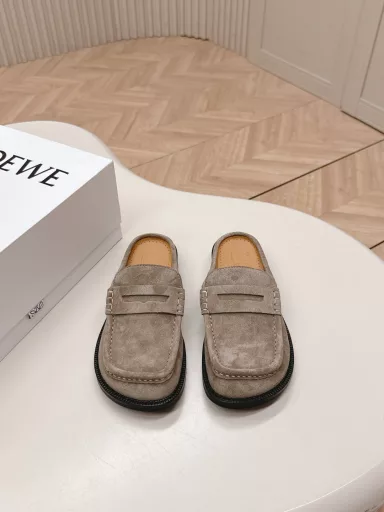 Loewe's new slippers LoeweCampoLoewe's new Campo Boken comes from the show. Continuing the brand designer Jonathan Anderson's consistent playfulness, the new Campo Mary Jane mules have a cute and interesting round toe with retro carved details, full of design senseFabric: imported cowhideGenuine leather outsole: heavy-duty multi-layered leather outsole