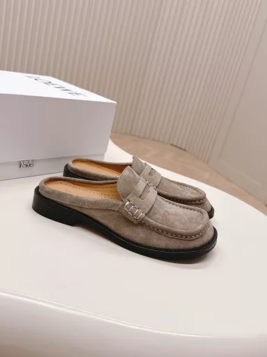 Loewe's new slippers LoeweCampoLoewe's new Campo Boken comes from the show. Continuing the brand designer Jonathan Anderson's consistent playfulness, the new Campo Mary Jane mules have a cute and interesting round toe with retro carved details, full of design senseFabric: imported cowhideGenuine leather outsole: heavy-duty multi-layered leather outsole